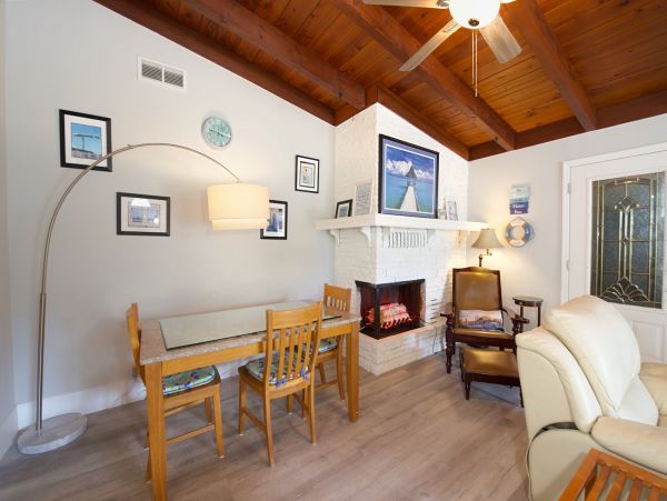 Charming Vacation Home in Fort Myers 8 Guests Walk To Beach
