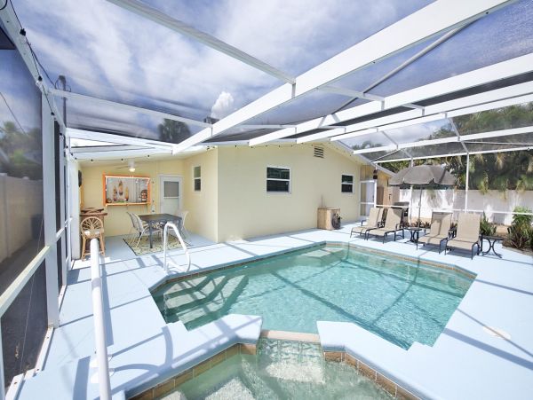 Charming Vacation Home in Fort Myers 8 Guests Walk To Beach