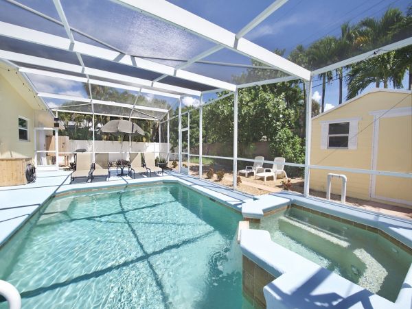 Charming Vacation Home in Fort Myers 8 Guests Walk To Beach