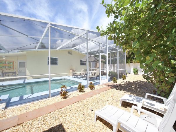 Charming Vacation Home in Fort Myers 8 Guests Walk To Beach