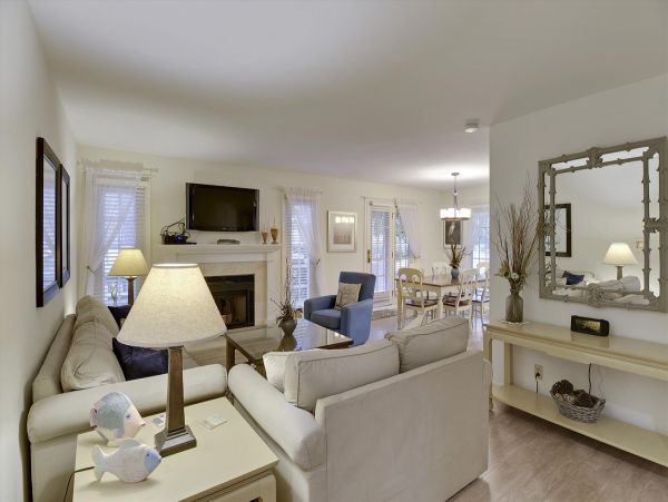 First Floor 2 Bedroom Condo Sleeps 6 Guests
