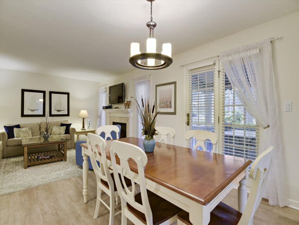 First Floor 2 Bedroom Condo Sleeps 6 Guests