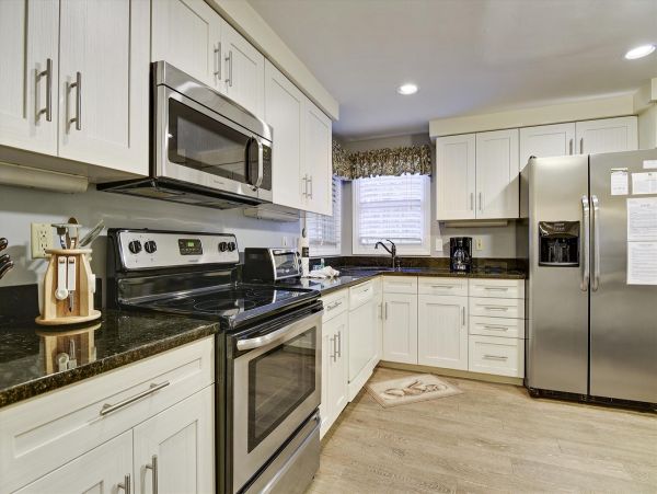 First Floor 2 Bedroom Condo Sleeps 6 Guests