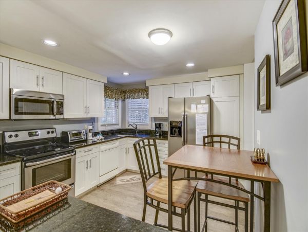 First Floor 2 Bedroom Condo Sleeps 6 Guests