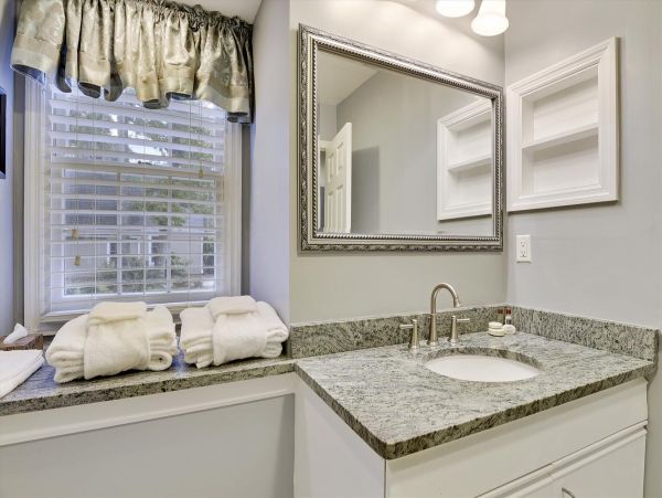 First Floor 2 Bedroom Condo Sleeps 6 Guests