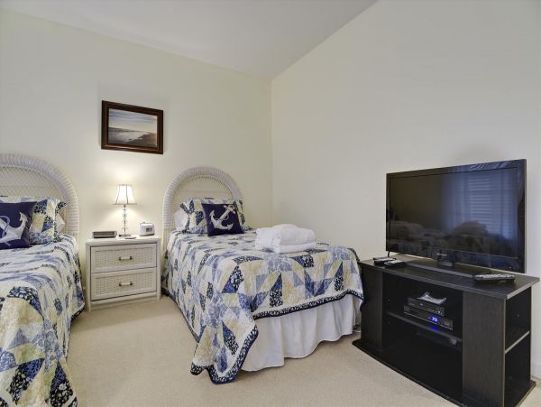 First Floor 2 Bedroom Condo Sleeps 6 Guests