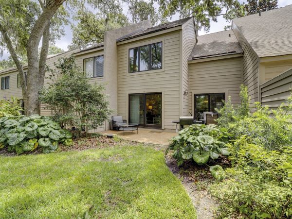 Four bedroom Townhome with shared pool access