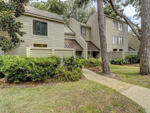 Four bedroom Townhome with shared pool access