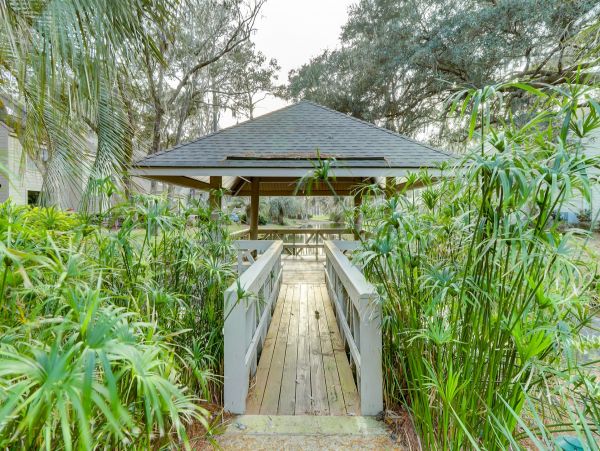 Four bedroom Townhome with shared pool access