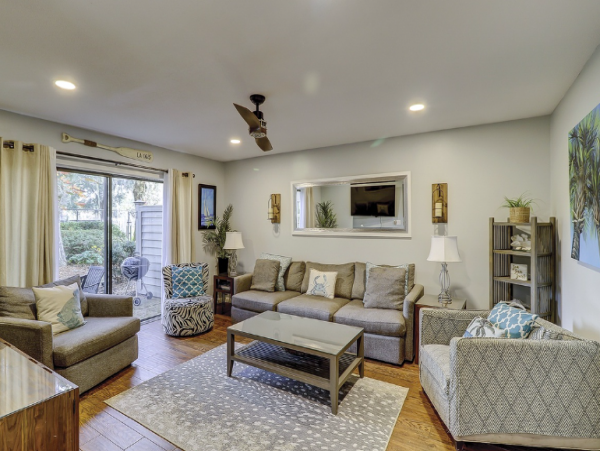 Four bedroom Townhome with shared pool access