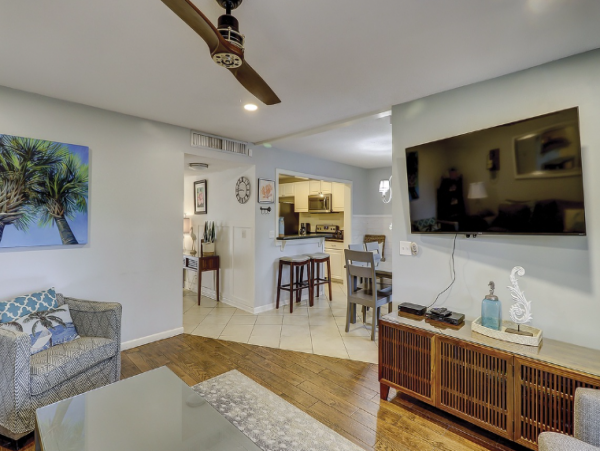 Four bedroom Townhome with shared pool access