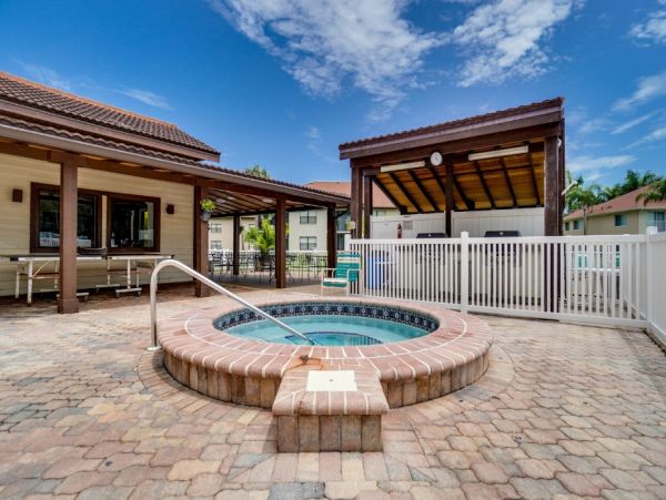 Renovated Vacation Condo in Bradenton 2 Bedrooms Shared Pool