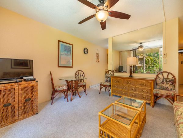 Charming Vacation Condo Located On Beach In Lahaina Sleeps 4