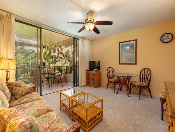 Charming Vacation Condo Located On Beach In Lahaina Sleeps 4