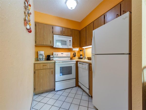 Charming Vacation Condo Located On Beach In Lahaina Sleeps 4