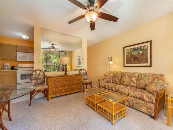 Charming Vacation Condo Located On Beach In Lahaina Sleeps 4