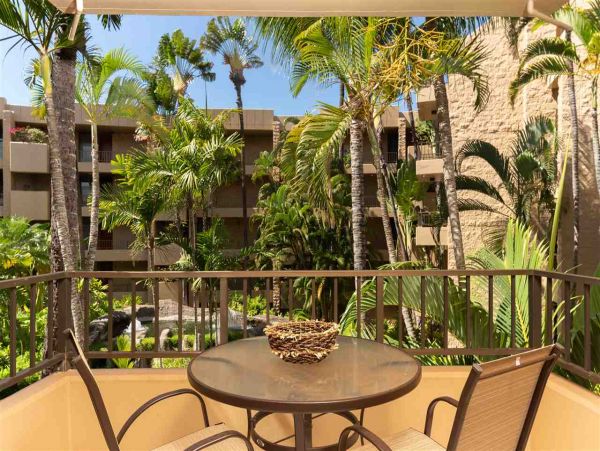 Charming Vacation Condo Located On Beach In Lahaina Sleeps 4