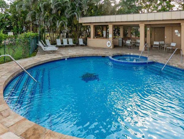 Charming Vacation Condo Located On Beach In Lahaina Sleeps 4