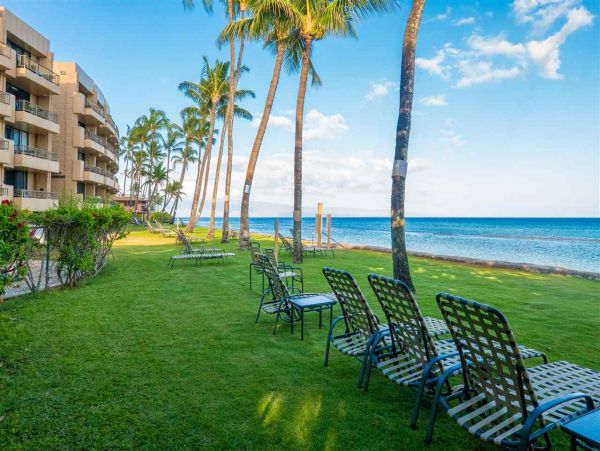 Charming Vacation Condo Located On Beach In Lahaina Sleeps 4