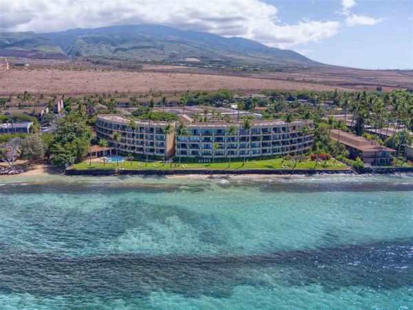 Charming Vacation Condo Located On Beach In Lahaina Sleeps 4