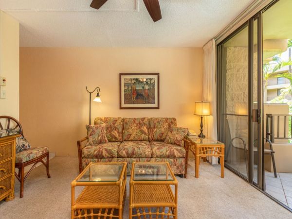 Charming Vacation Condo Located On Beach In Lahaina Sleeps 4