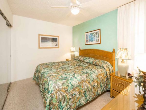 One Bedroom Vacation Condo Located on Beach 4 Guests