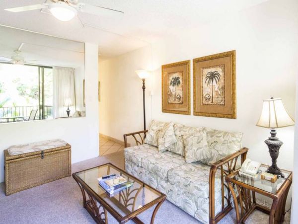 One Bedroom Vacation Condo Located on Beach 4 Guests