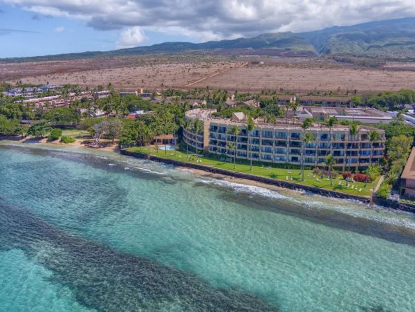 Lahaina Vacation Condo Located on Beach Sleeps 4 Guests