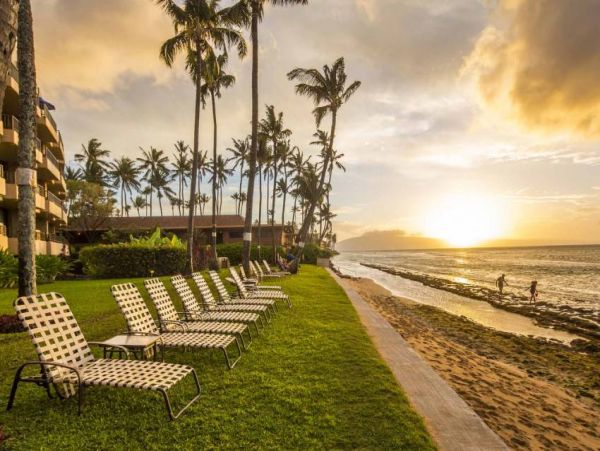 Lahaina Vacation Condo Located on Beach Sleeps 4 Guests