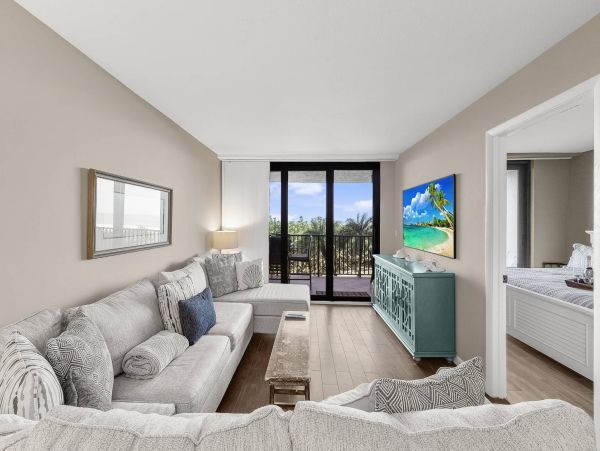 Beachfront Bliss - Spacious 2 Bedroom Condo with Gulf Views, Steps to Sand