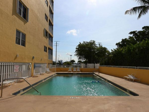 Fort Myers One Bedroom Vacation Condo Right On The Beach