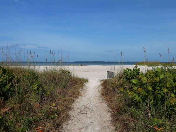 Fort Myers One Bedroom Vacation Condo Right On The Beach