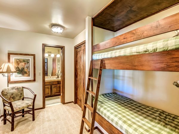 Luxury 4 Bedroom Vacation Home in Arrowhead Village