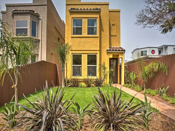 Vacation Rental in Pacific Beach 4 BR, Fireplace & Rooftop Deck