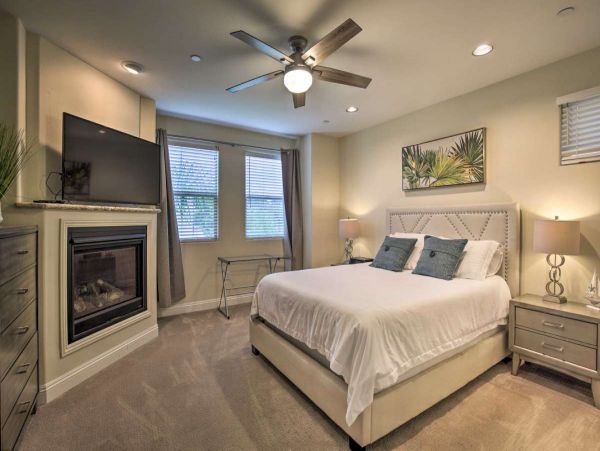 Vacation Rental in Pacific Beach 4 BR, Fireplace & Rooftop Deck