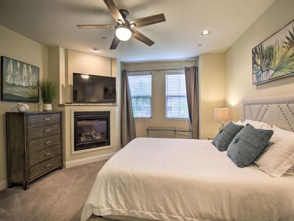 Vacation Rental in Pacific Beach 4 BR, Fireplace & Rooftop Deck