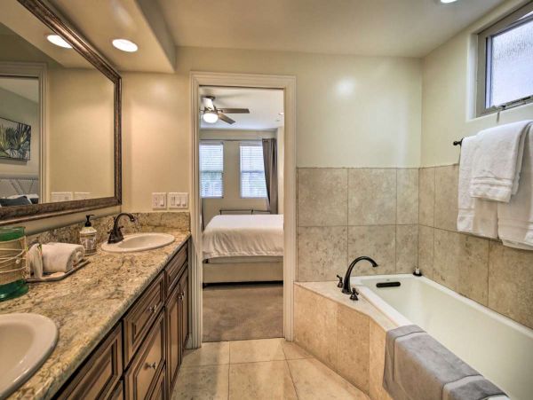 Vacation Rental in Pacific Beach 4 BR, Fireplace & Rooftop Deck