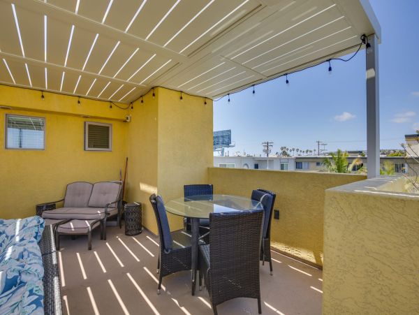 Vacation Rental in Pacific Beach 4 BR, Fireplace & Rooftop Deck