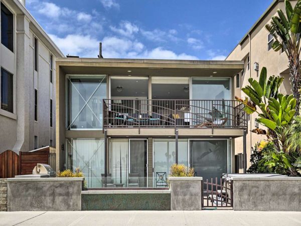 Bay Beachfront Three Bedroom Vacation Townhome in Mission Beach