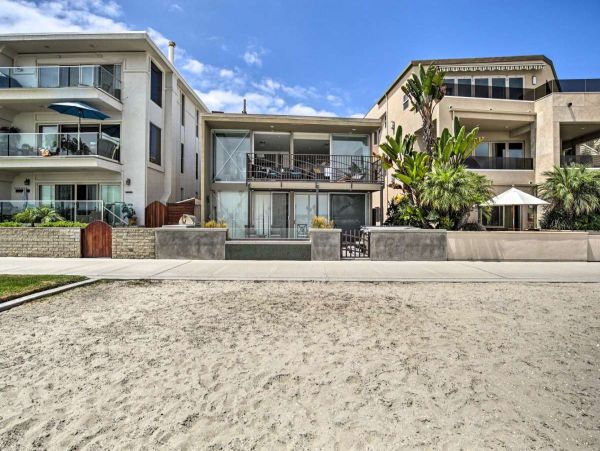 Bay Beachfront Three Bedroom Vacation Townhome in Mission Beach