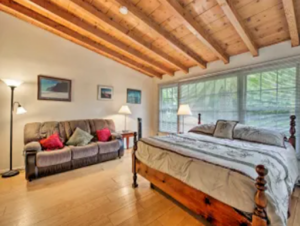 Two Houses & a Detached Studio For Large Groups