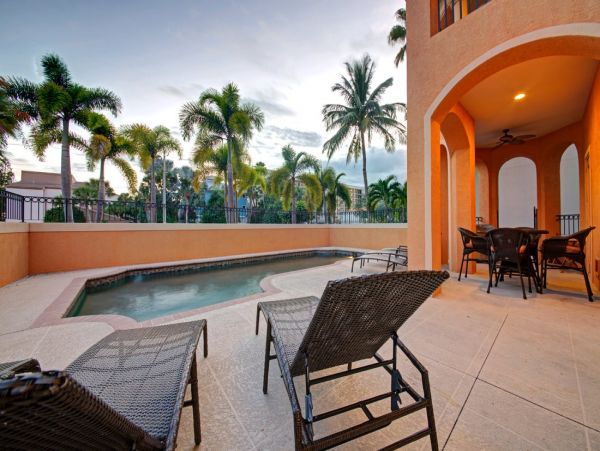 Townhome Right Across The Street From The Beach