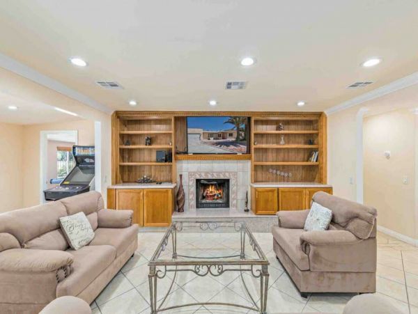 Palm Springs Home 998286