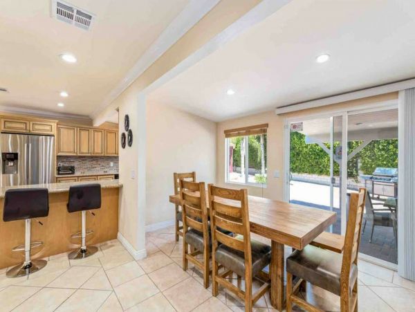 Palm Springs Home 998286