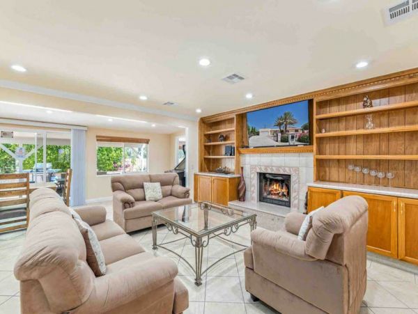 Palm Springs Home 998286