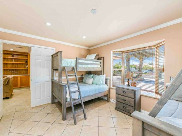 Palm Springs Home 998286