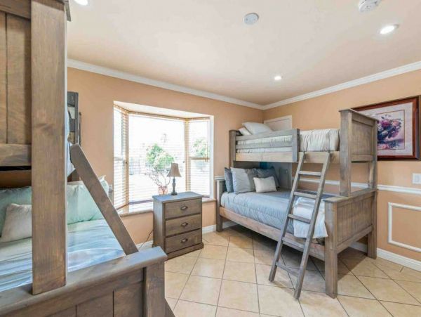 Palm Springs Home 998286
