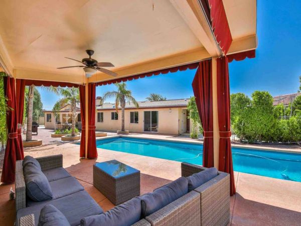 Palm Springs Home 998286