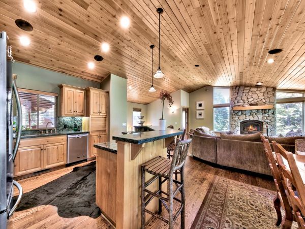 Beautiful South Lake Tahoe 6 Bedroom Home Sleeps 14