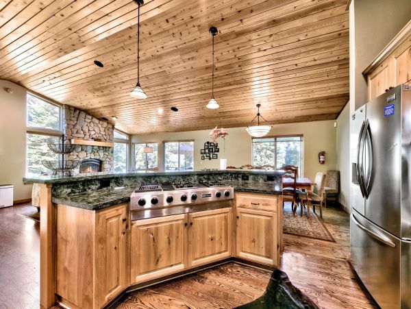 Beautiful South Lake Tahoe 6 Bedroom Home Sleeps 14